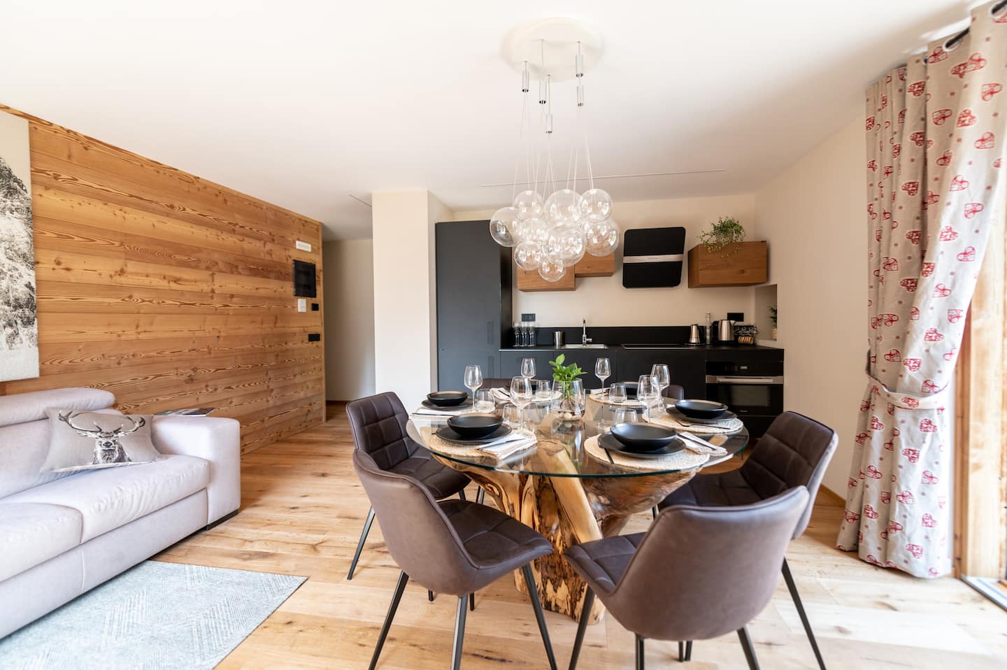 Zona pranzo con pavimento e rivestimento in legno dal look naturale