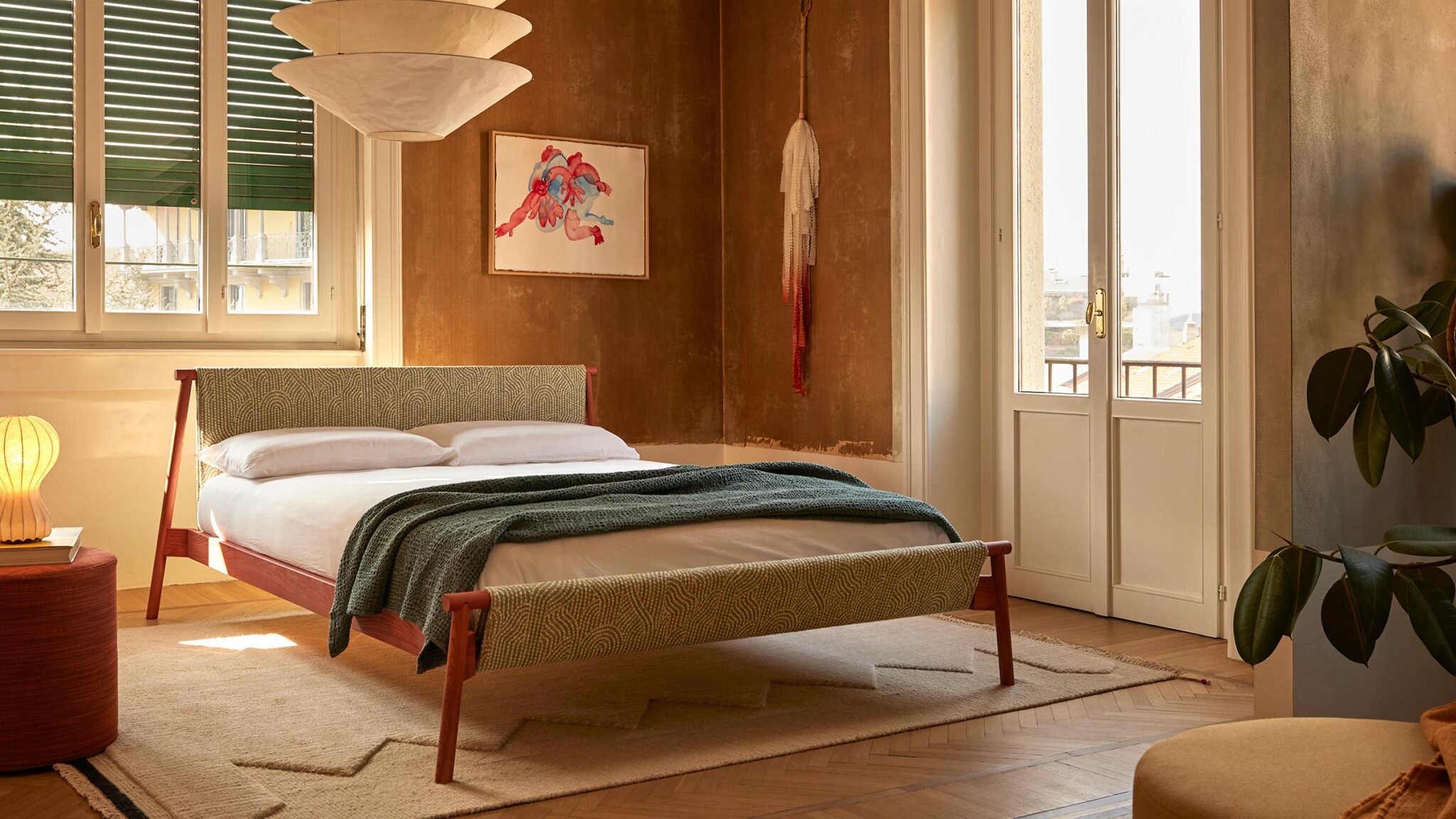 Camera da letto con parquet in legno e arredi su misura