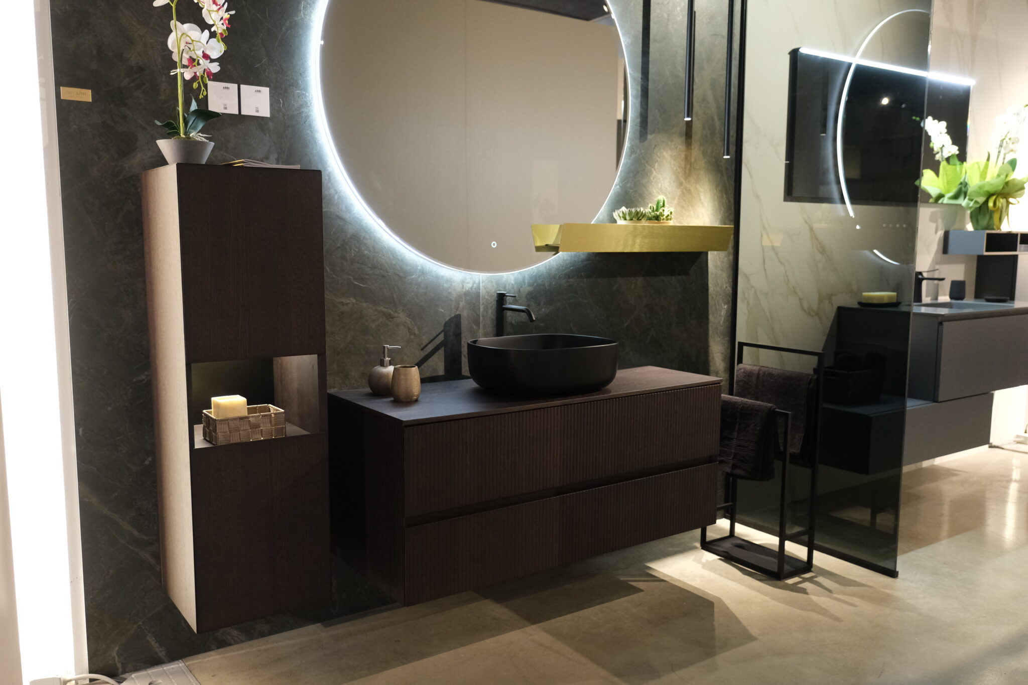 Mobile bagno moderno con lavabo in appoggio e specchio retroilluminato