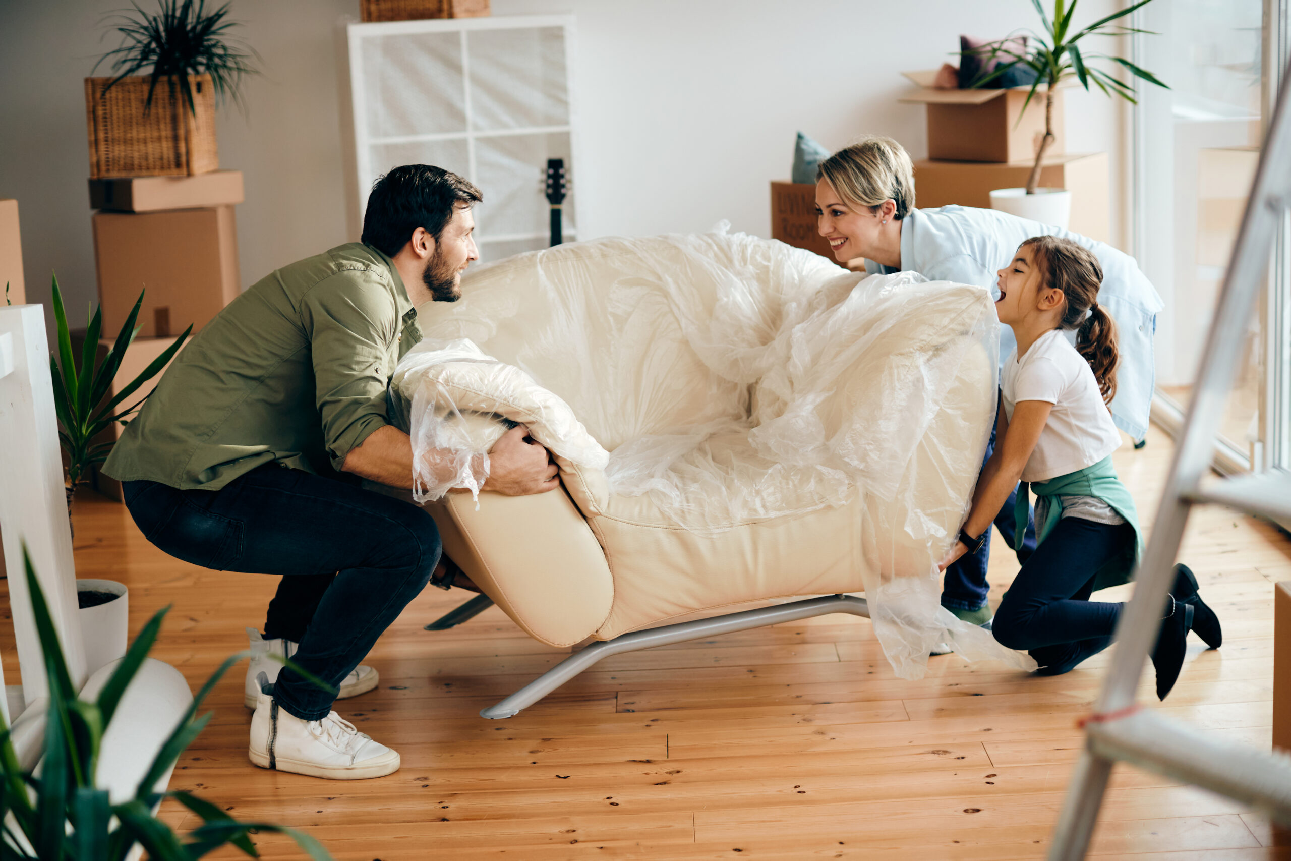 Famiglia che pianifica il budget arredare casa senza errori